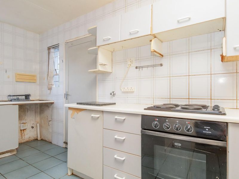 Spacious 3 bed townhouse in boomed area - Photo 7