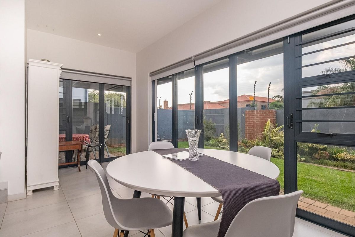 Private Villa with extra Study - Photo 4