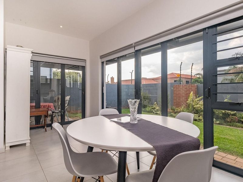 Private Villa with extra Study - Photo 4