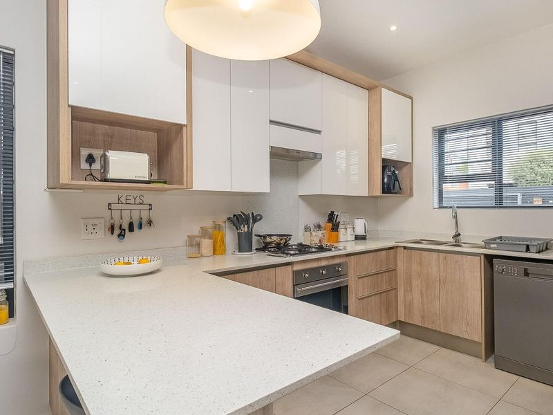 Private Villa with extra Study - Photo 9