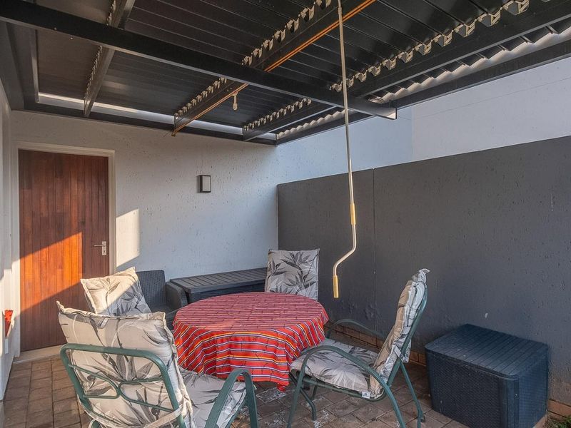 Private Villa with extra Study - Photo 6