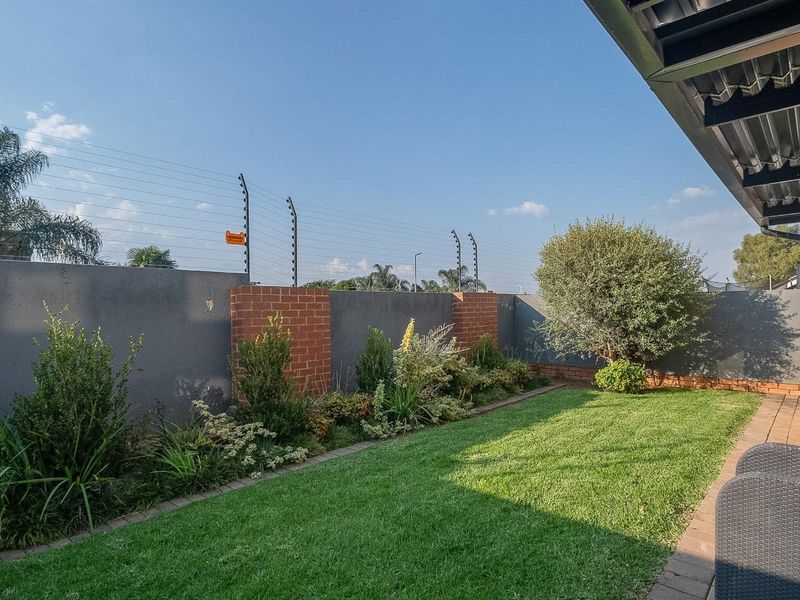 Private Villa with extra Study - Photo 7