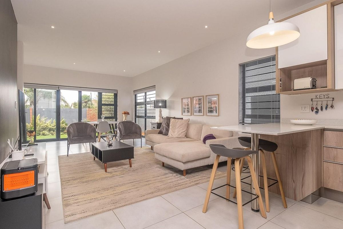 Private Villa with extra Study - Photo 2