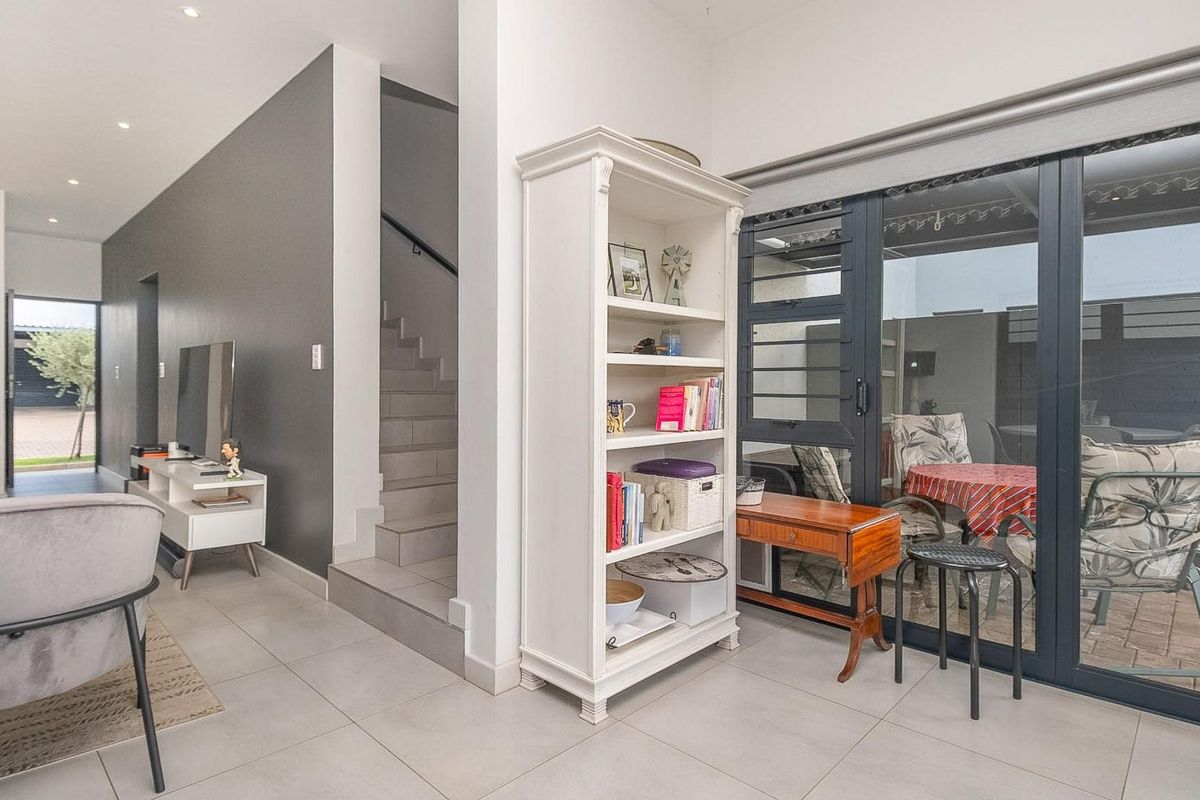 Private Villa with extra Study - Photo 5