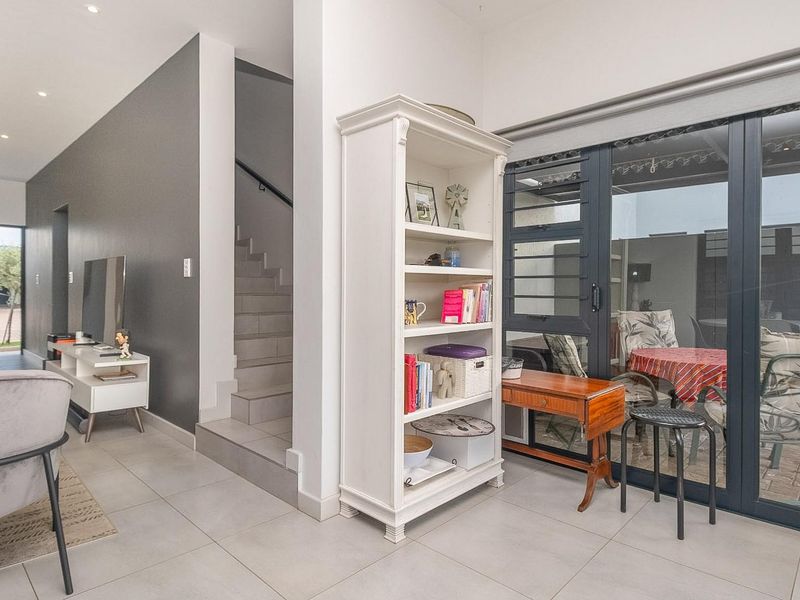 Private Villa with extra Study - Photo 5