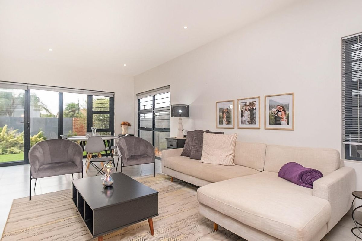 Private Villa with extra Study - Photo 3