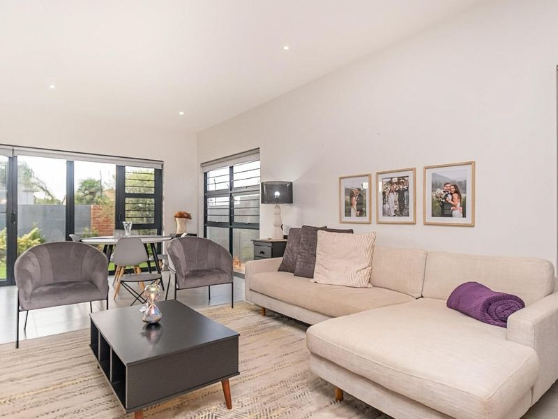 Private Villa with extra Study - Photo 3