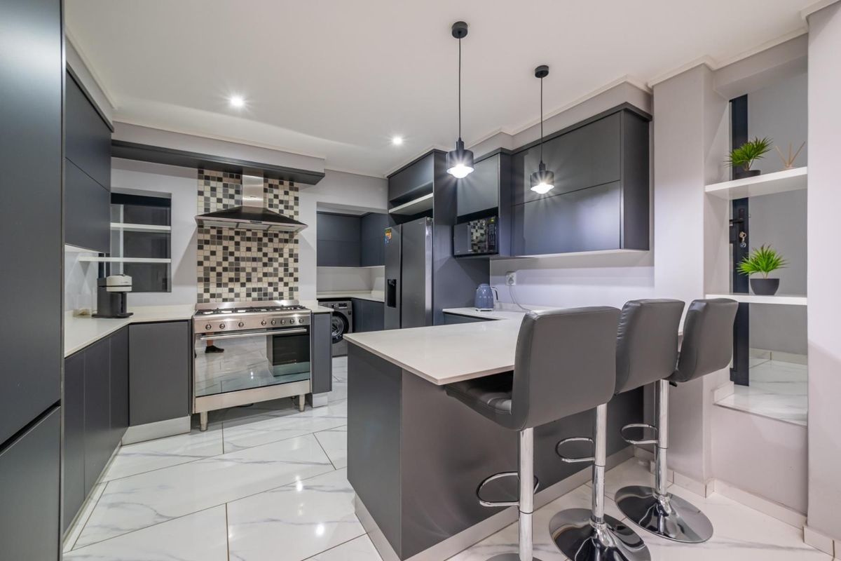 Modern Four-Bedroom Family Home in Secure Estate - Photo 2