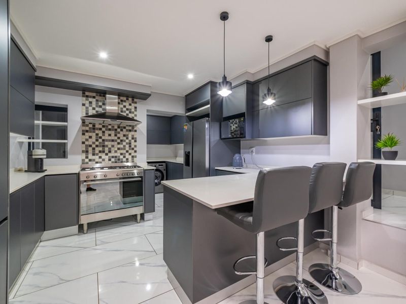 Modern Four-Bedroom Family Home in Secure Estate - Photo 2