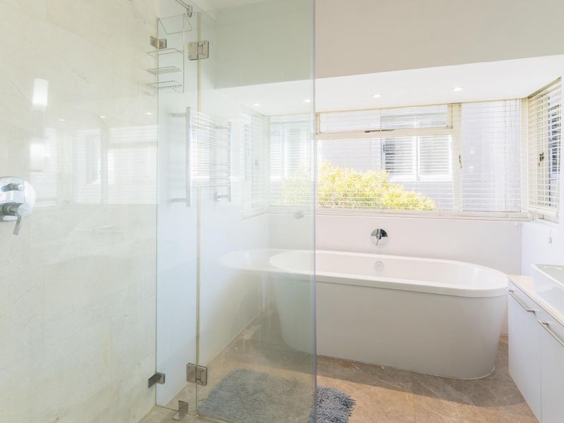 Apartment To Rent in Oranjezicht Cape Town - Photo 10