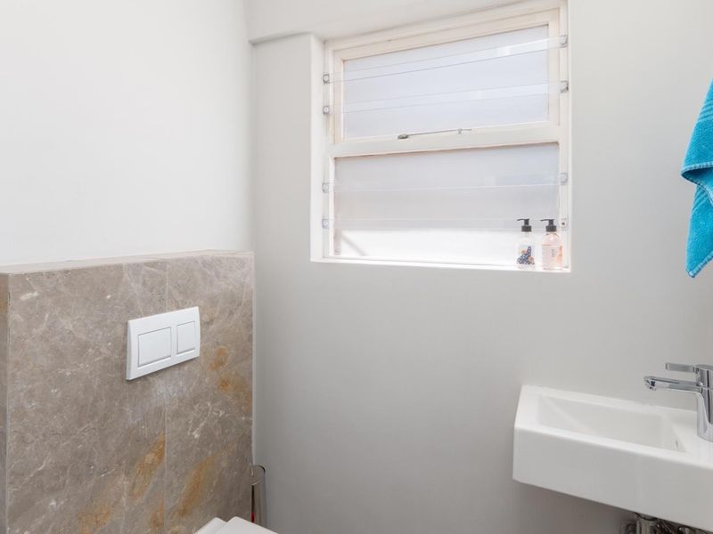 Apartment To Rent in Oranjezicht Cape Town - Photo 7