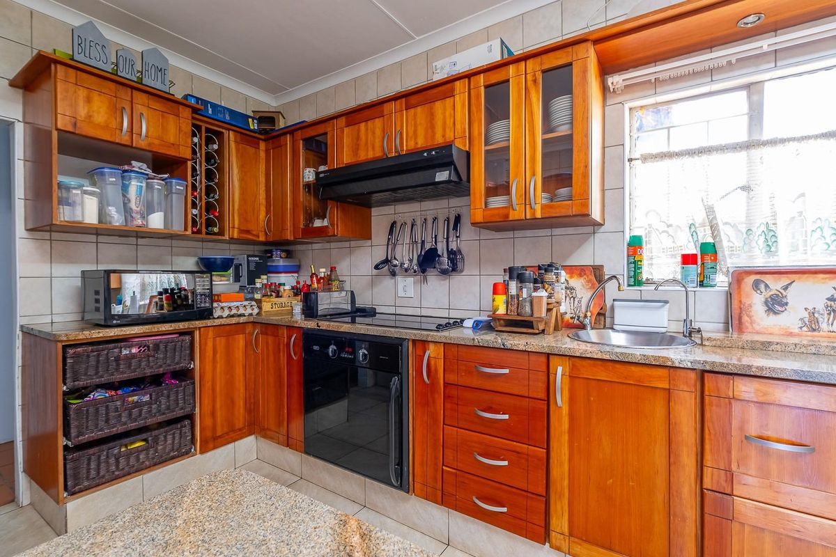 Spacious Bedrooms with Tranquil, Private Views - Photo 4