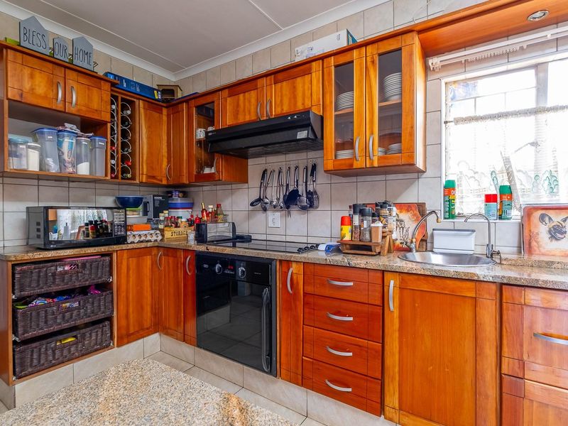 Spacious Bedrooms with Tranquil, Private Views - Photo 4