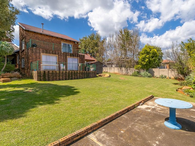 Spacious Bedrooms with Tranquil, Private Views - Photo 8