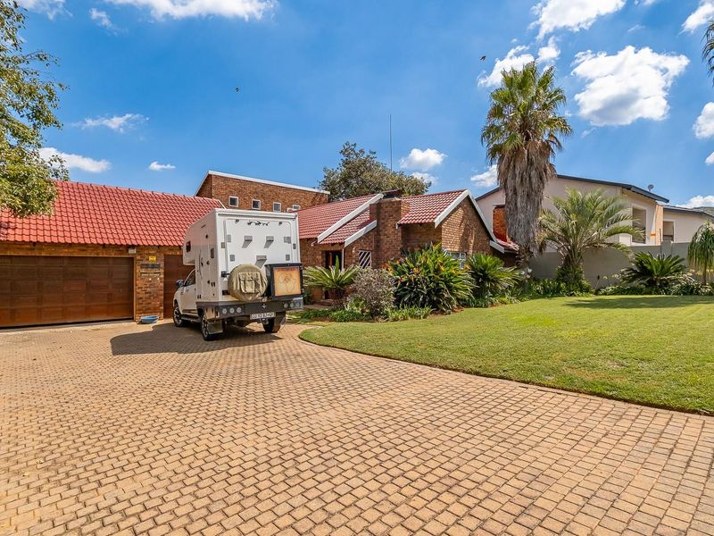 Spacious Bedrooms with Tranquil, Private Views - Photo 7