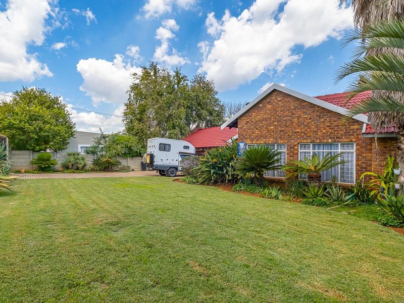 Spacious Bedrooms with Tranquil, Private Views - Photo 9