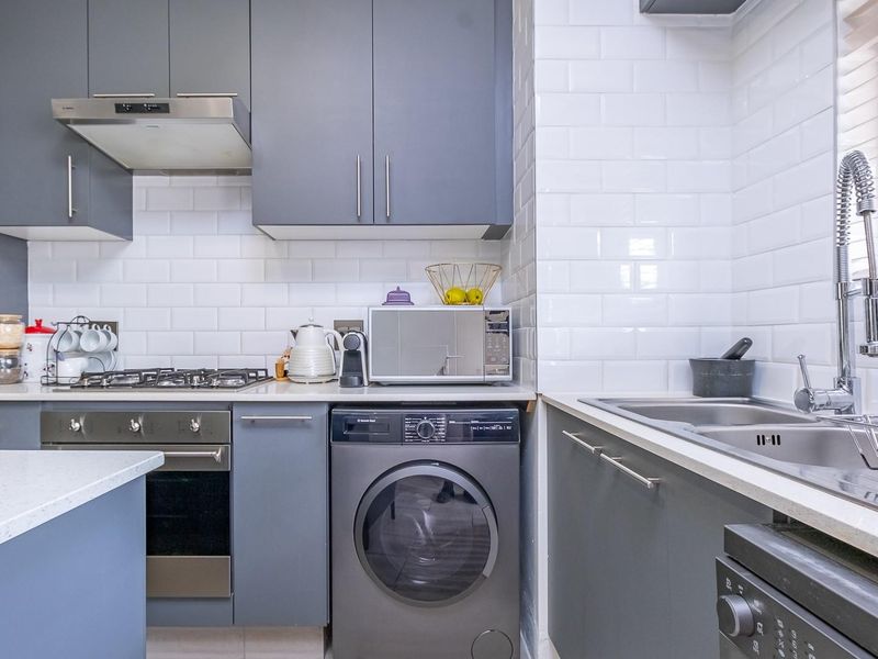 Stylish Garden Unit in Secure Complex with Private Garden and Modern Finishes - Photo 2