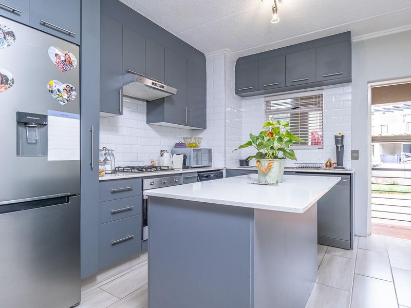 Stylish Garden Unit in Secure Complex with Private Garden and Modern Finishes - Photo 4