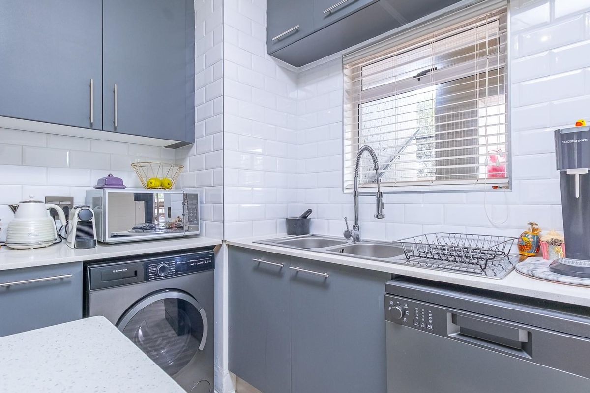 Stylish Garden Unit in Secure Complex with Private Garden and Modern Finishes - Photo 3