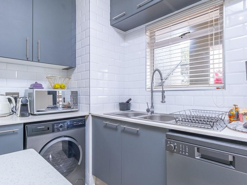 Stylish Garden Unit in Secure Complex with Private Garden and Modern Finishes - Photo 3