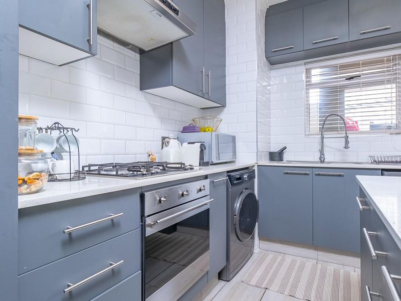 Stylish Garden Unit in Secure Complex with Private Garden and Modern Finishes - Photo 5