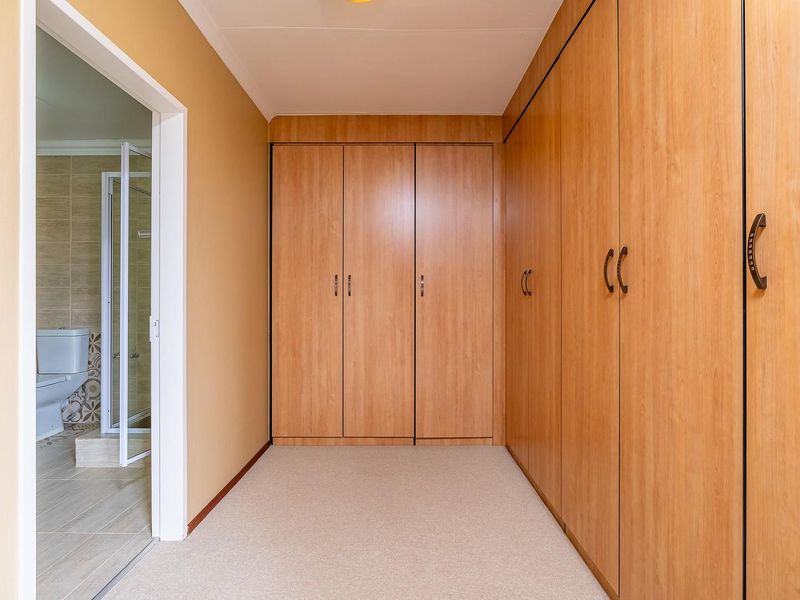 Neat family home with generator power in secure complex - Photo 10