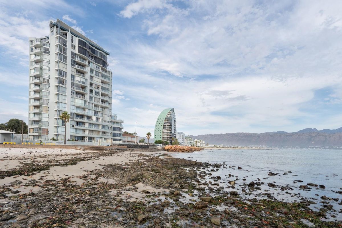 Experience refined coastal living - Photo 2