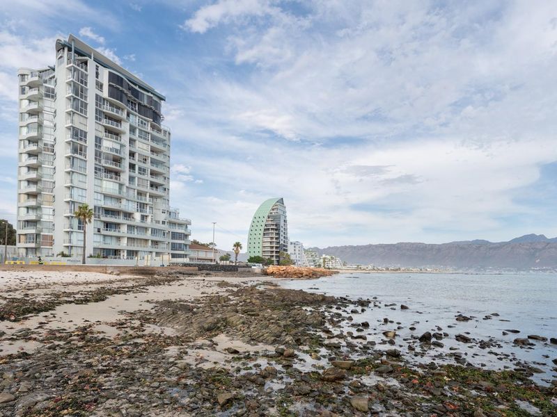 Experience refined coastal living - Photo 2