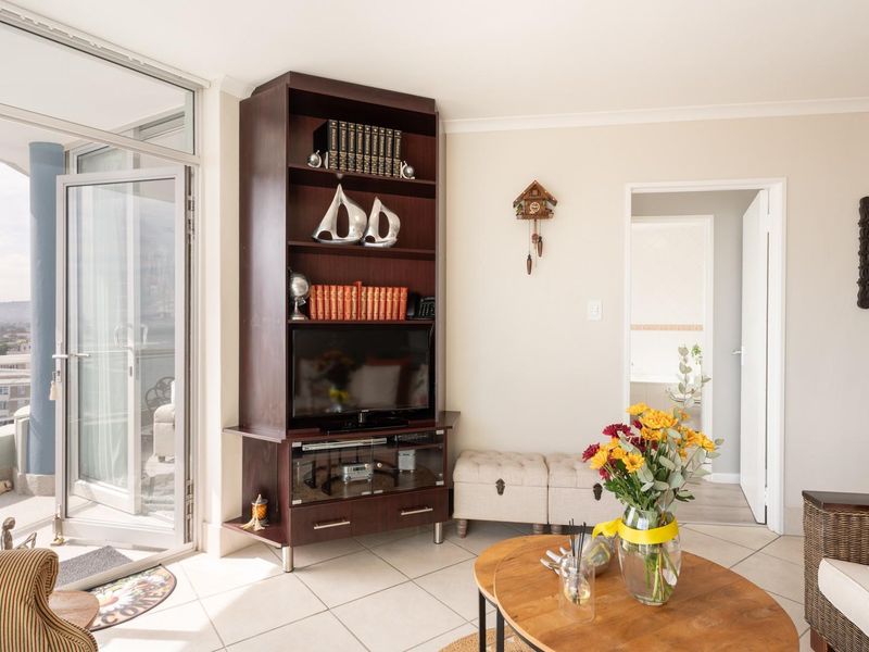 Experience refined coastal living - Photo 9
