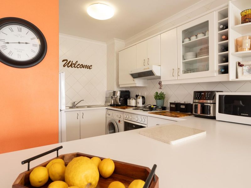 Experience refined coastal living - Photo 5
