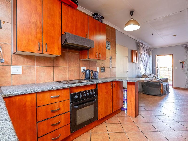 Charming Fixer-Upper: Incredible Investment Opportunity - Photo 5