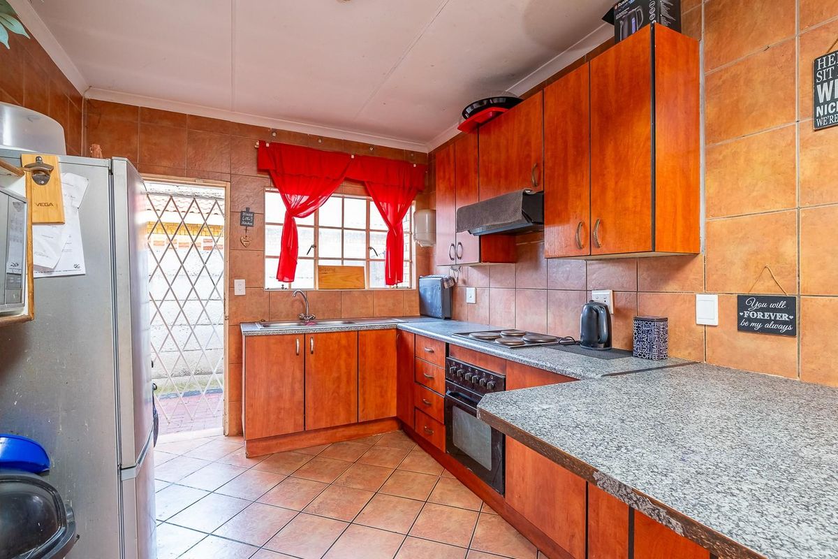 Charming Fixer-Upper: Incredible Investment Opportunity - Photo 4