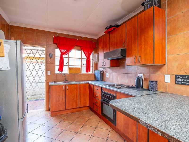 Charming Fixer-Upper: Incredible Investment Opportunity - Photo 4