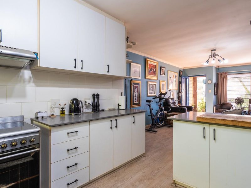 Charming 2-Bedroom Townhouse for Sale in Amandelsig, Kuils River - Photo 7