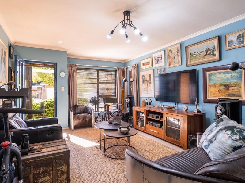 Charming 2-Bedroom Townhouse for Sale in Amandelsig, Kuils River - Photo 2