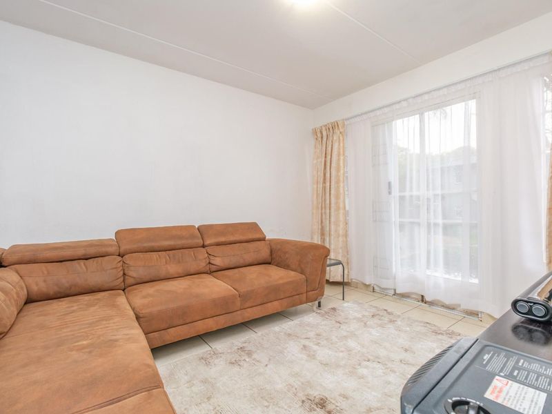 Secure Ground-Floor 2 Bed/ 1 Bath Apartment To Let -Boskruin, with Kopje Views - Photo 9