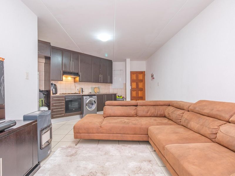 Secure Ground-Floor 2 Bed/ 1 Bath Apartment To Let -Boskruin, with Kopje Views - Photo 8