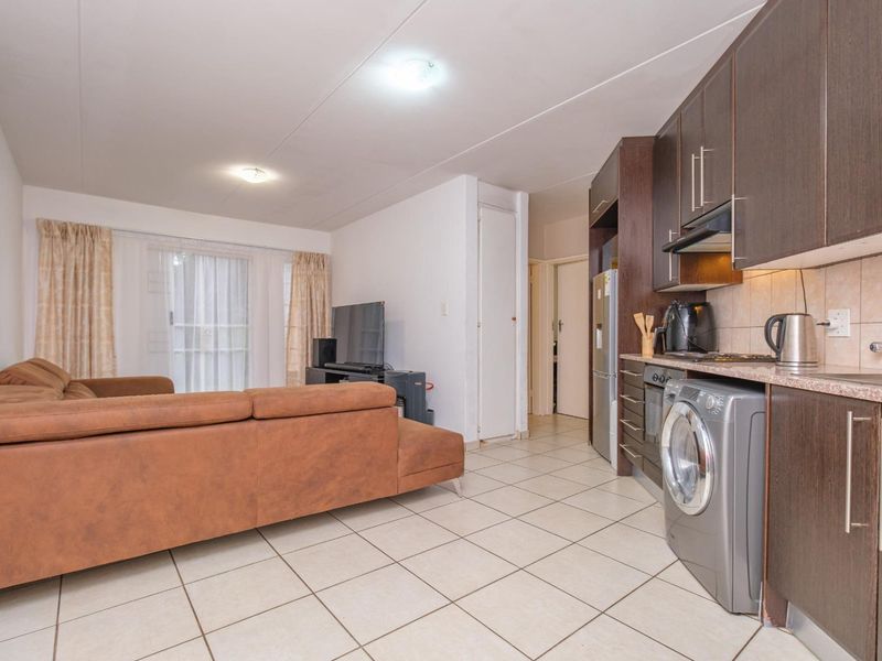 Secure Ground-Floor 2 Bed/ 1 Bath Apartment To Let -Boskruin, with Kopje Views - Photo 7