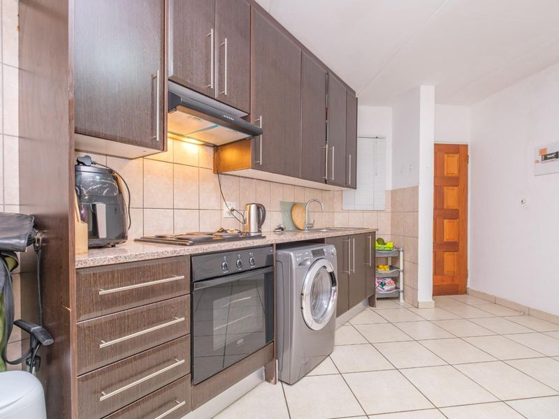 Secure Ground-Floor 2 Bed/ 1 Bath Apartment To Let -Boskruin, with Kopje Views - Photo 6