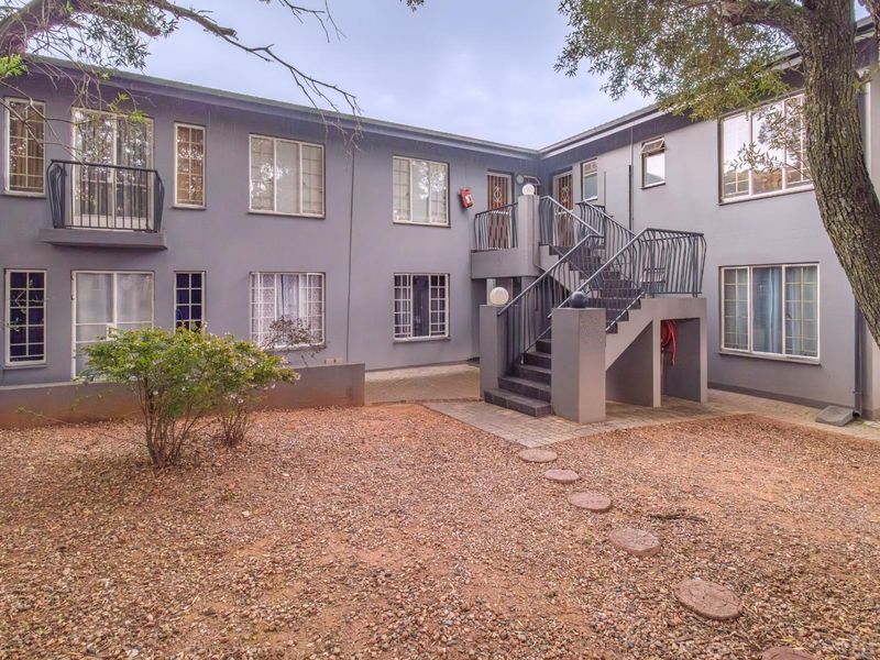 Secure Ground-Floor 2 Bed/ 1 Bath Apartment To Let -Boskruin, with Kopje Views - Photo 4