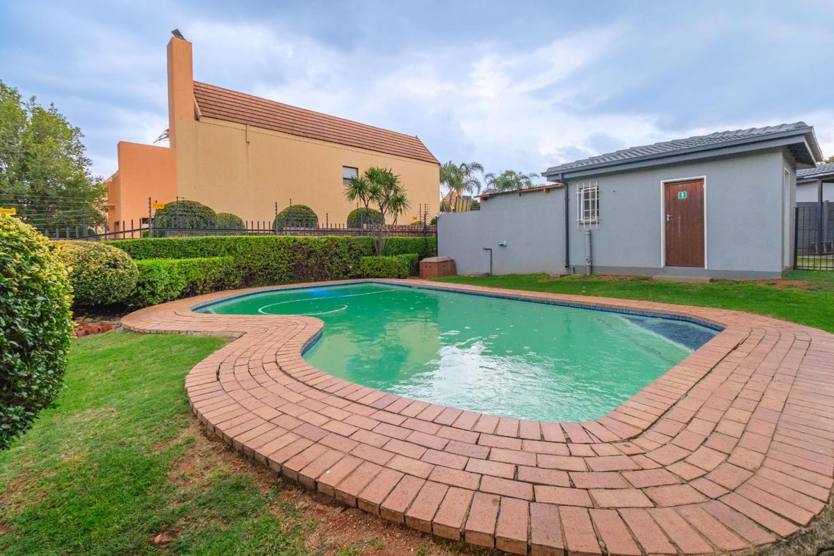 Secure Ground-Floor 2 Bed/ 1 Bath Apartment To Let -Boskruin, with Kopje Views - Photo 2