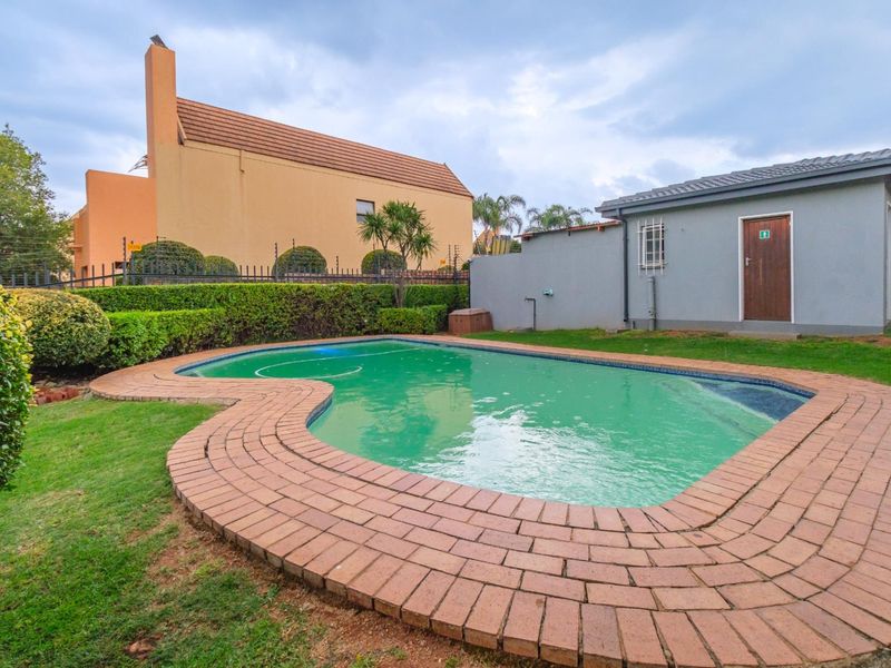 Secure Ground-Floor 2 Bed/ 1 Bath Apartment To Let -Boskruin, with Kopje Views - Photo 2