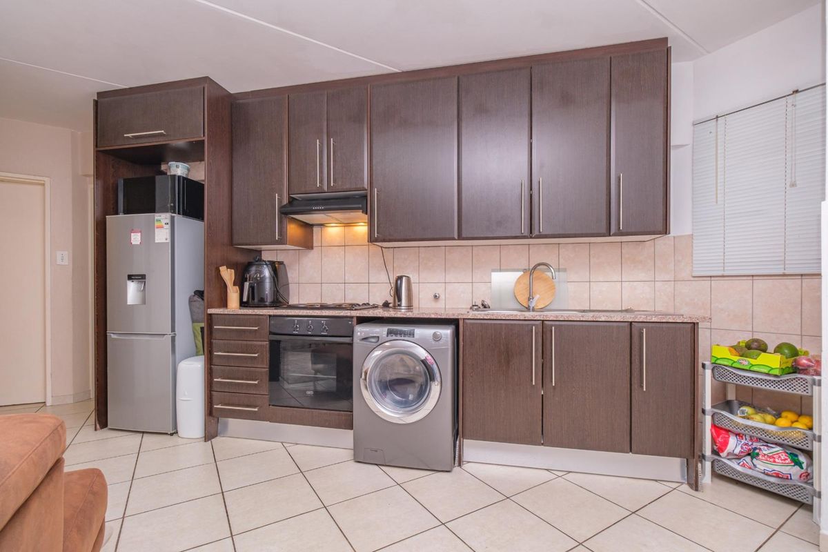 Secure Ground-Floor 2 Bed/ 1 Bath Apartment To Let -Boskruin, with Kopje Views - Photo 5