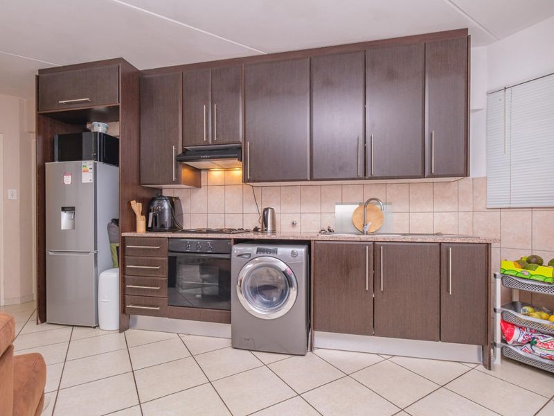 Secure Ground-Floor 2 Bed/ 1 Bath Apartment To Let -Boskruin, with Kopje Views - Photo 5