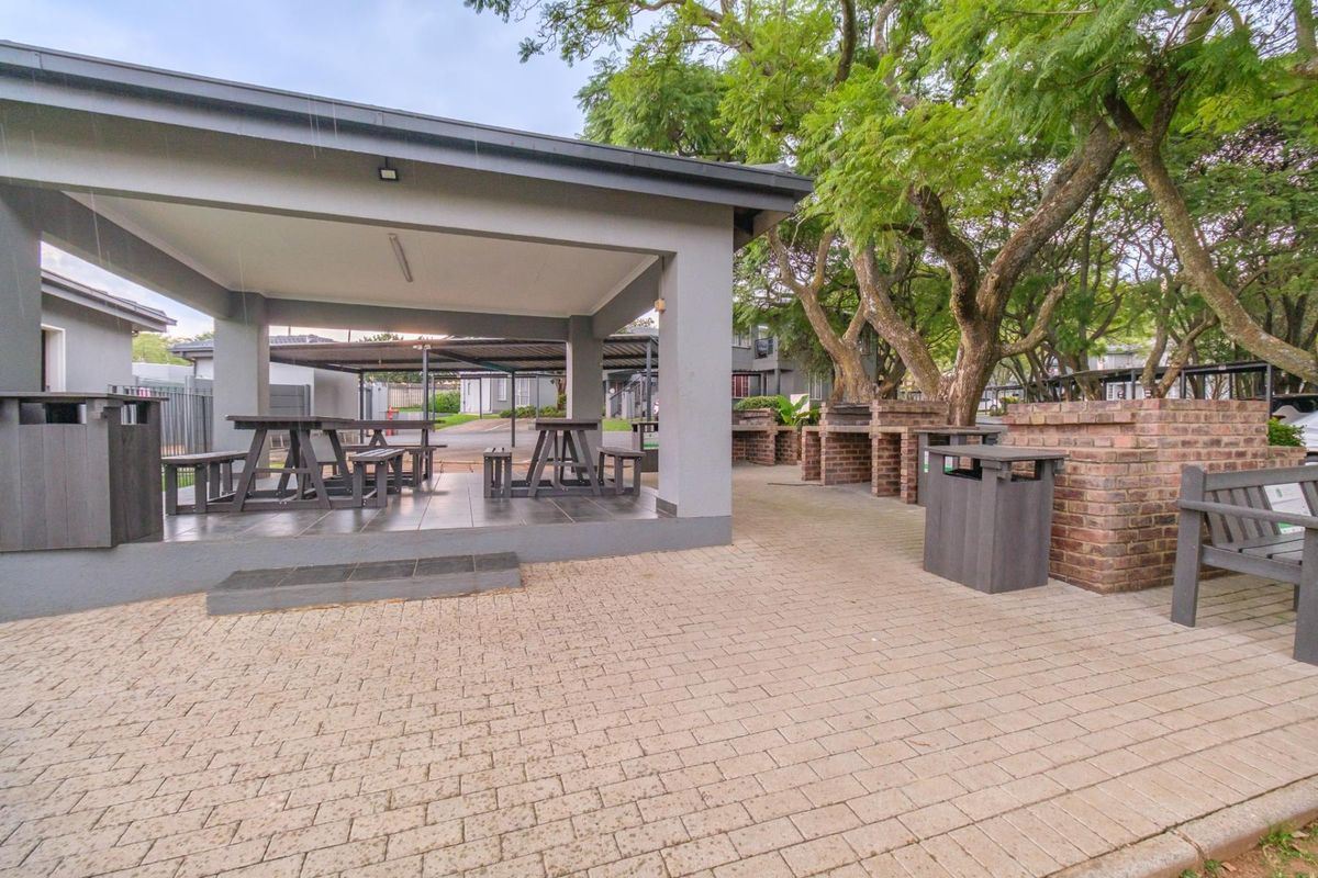 Secure Ground-Floor 2 Bed/ 1 Bath Apartment To Let -Boskruin, with Kopje Views - Photo 3