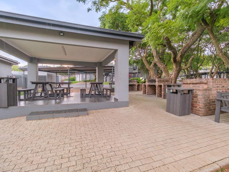 Secure Ground-Floor 2 Bed/ 1 Bath Apartment To Let -Boskruin, with Kopje Views - Photo 3