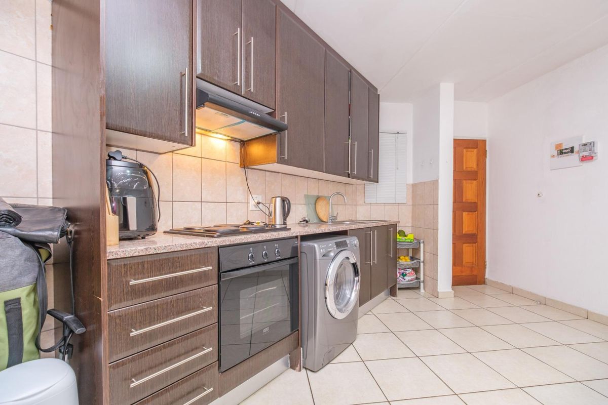 Secure Ground-Floor 2 Bed/ 1 Bath Apartment To Let -Boskruin, with Kopje Views - Photo 5