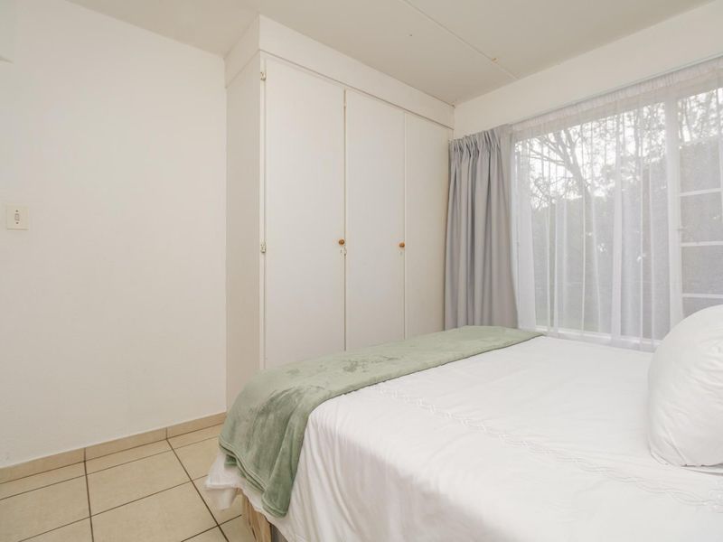 Secure Ground-Floor 2 Bed/ 1 Bath Apartment To Let -Boskruin, with Kopje Views - Photo 10