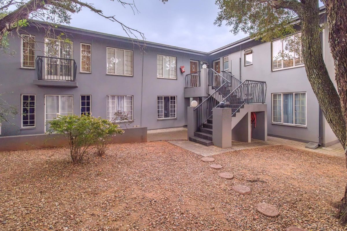 Secure Ground-Floor 2 Bed/ 1 Bath Apartment To Let -Boskruin, with Kopje Views - Photo 3