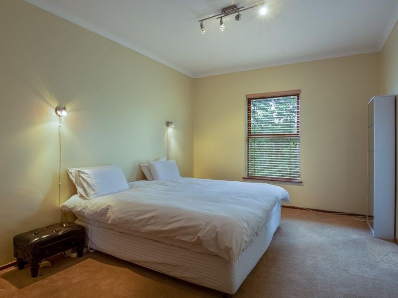 Sunny and Secure 3 Bed, 2 Bath,Top floor apartment with oversized balcony! - Photo 9